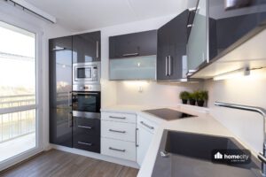 Nová kuchyně se vstupem na balkon